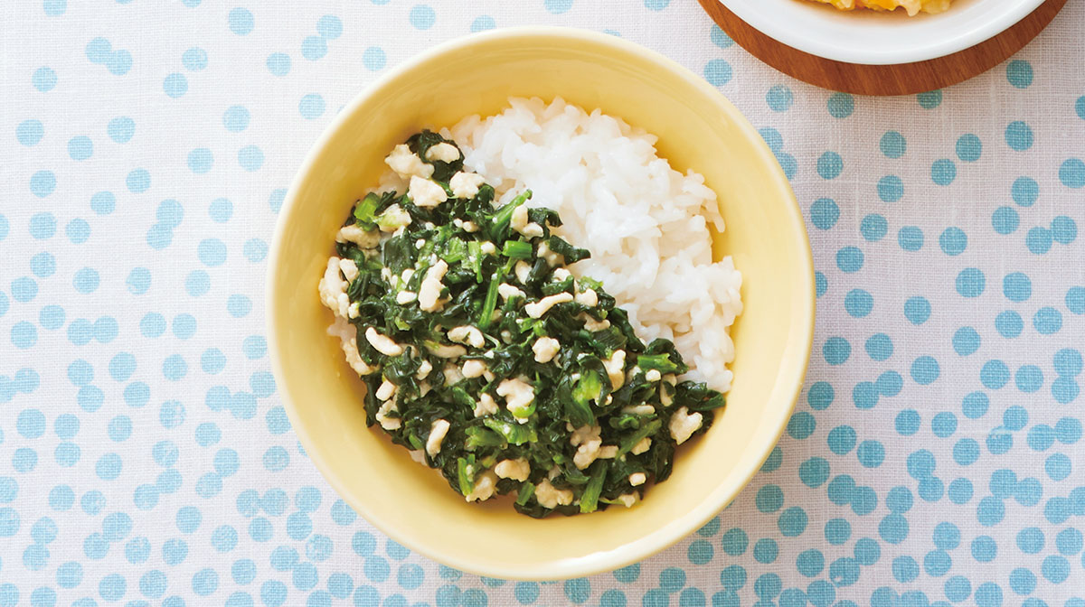 鶏ひき肉とほうれん草の中華丼風