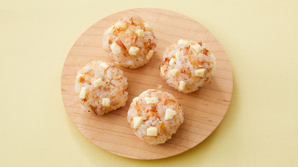 かつおぶしとチーズのおにぎり